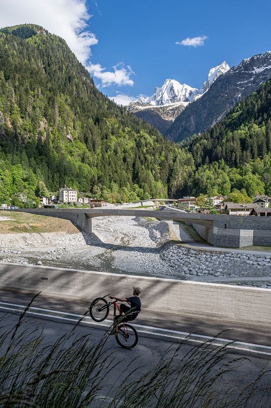 Bondo Neugestaltung Verbauungen – Bondascabrücke mit Pizzo Cengalo im Hintergrund – © Donat Caduff